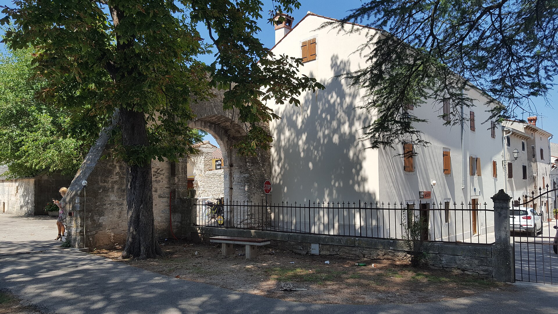 Velika vrata i trg u Barbanu