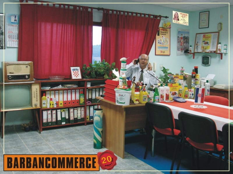 Aldo Verbanac u uredu Barbancommerce, s dva telefona, ZAPI proizvodima i oznakom 20 godina